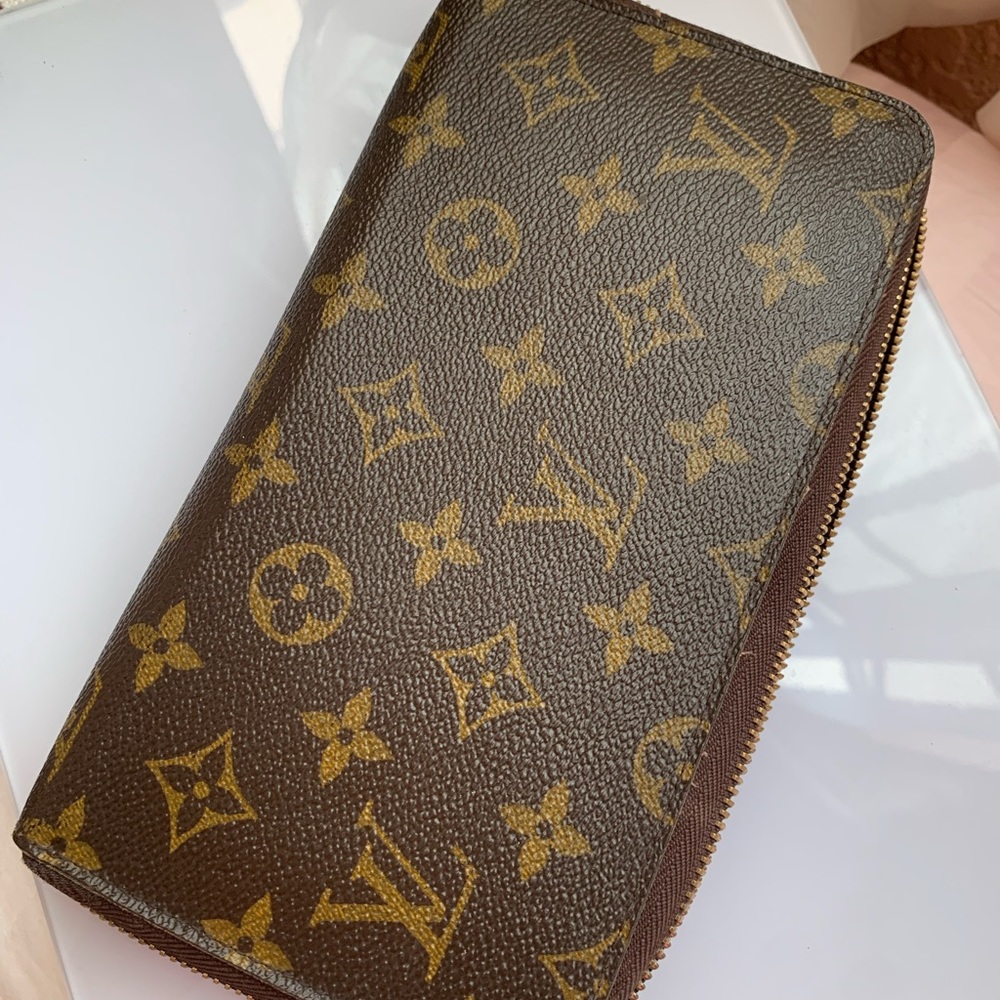 Louis Vuitton Zippy Organizer in Monogram